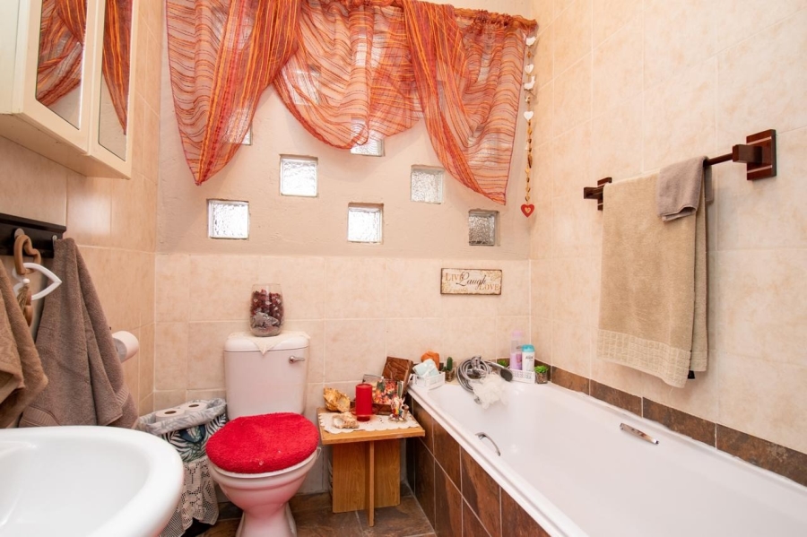 5 Bedroom Property for Sale in Donkerhoek A H North West